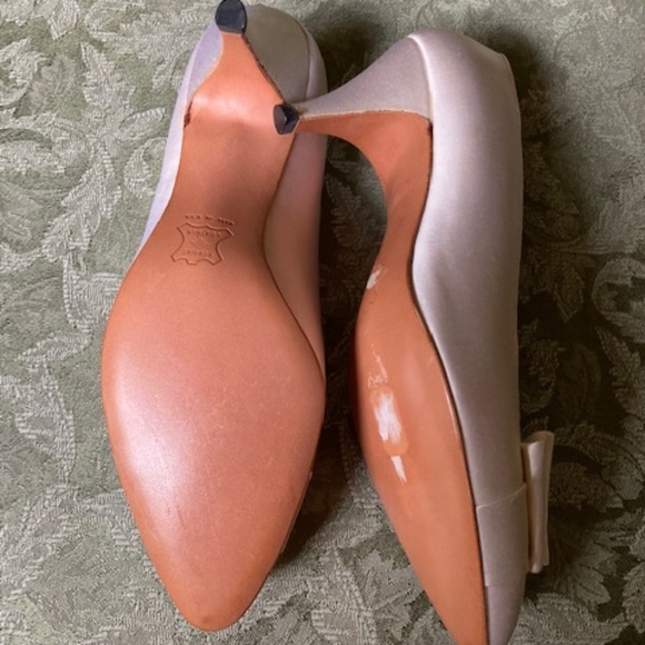 Bonwit Teller Ivory Satin Kitten Heels 🆕 - Picture 9 of 11